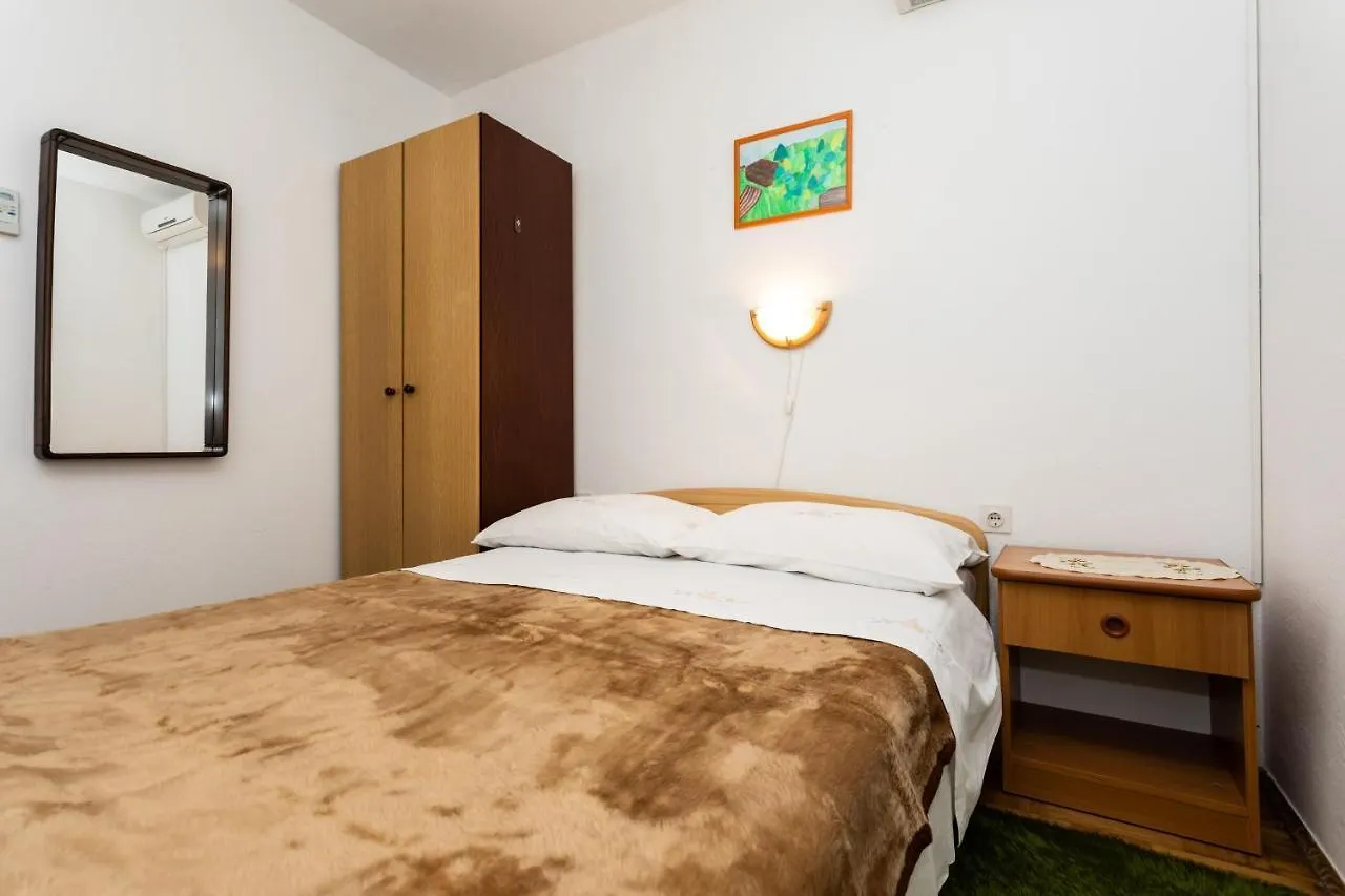 Rooms & Studio Apartment Mira Baška 0*,  Croazia