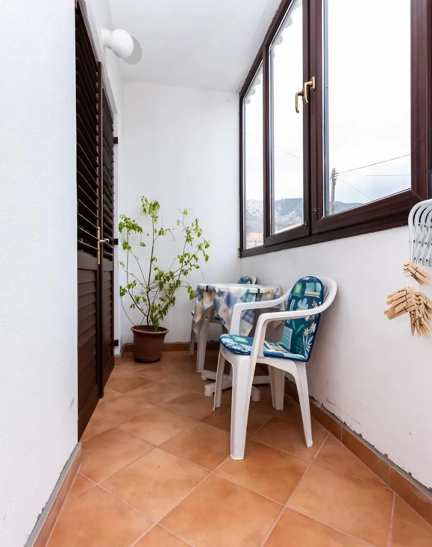 Rooms & Studio Apartment Mira Baška 0*,