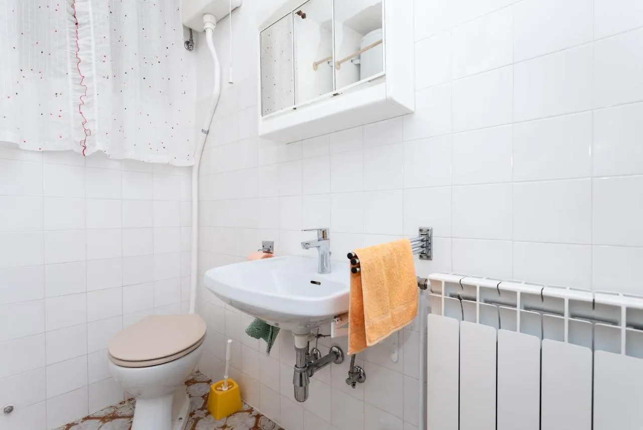 Rooms & Studio Apartment Mira Baška Affittacamere