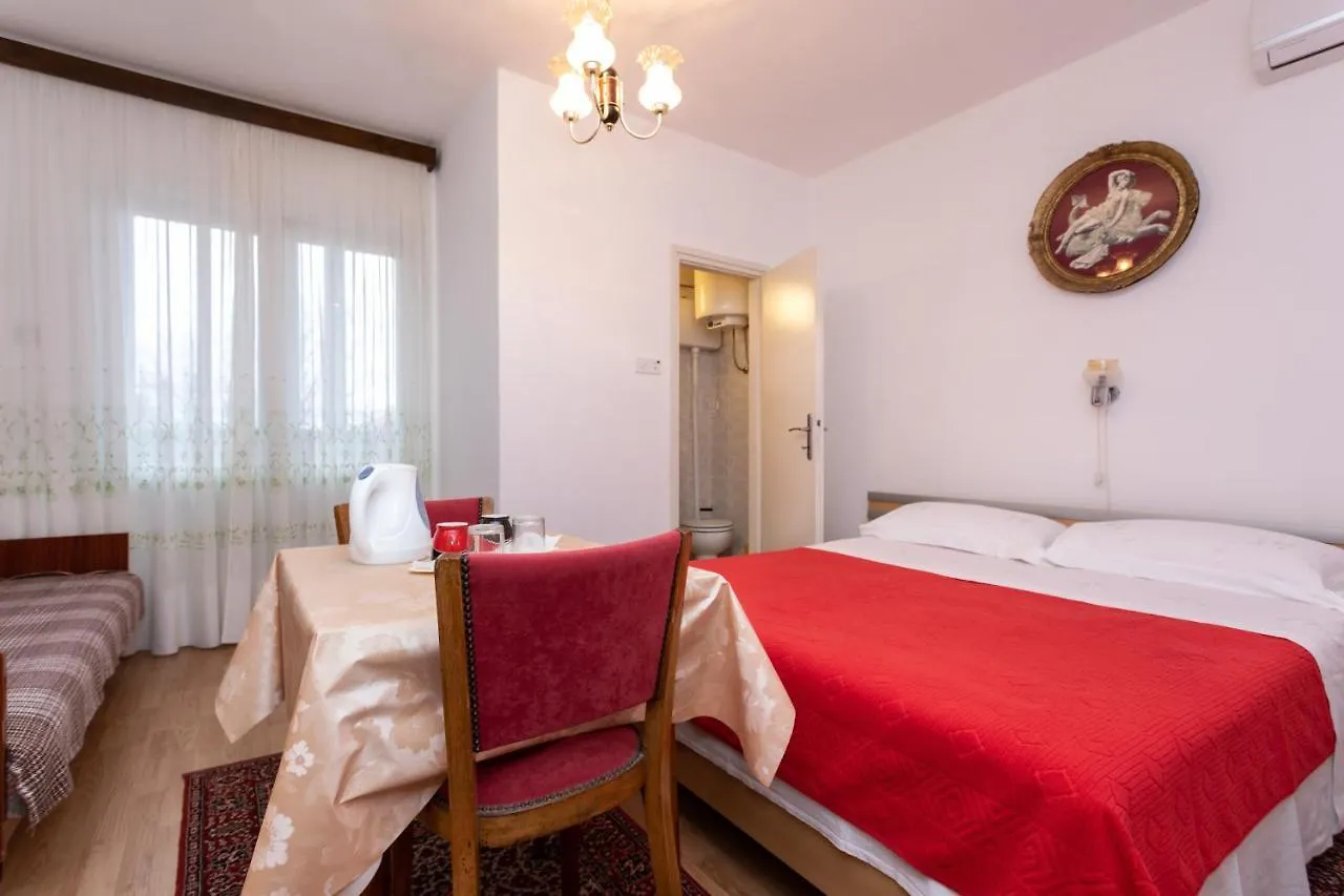 Rooms & Studio Apartment Mira Baška Pensjonat